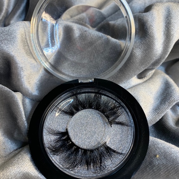 Lashes - Picture 3 of 5